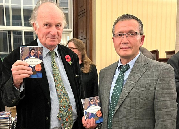 «ئۇيغۇر شېئىرلىرى» ناملىق شېئىرلار توپلىمى ئەنگلىيىدە تارقىتىلدى